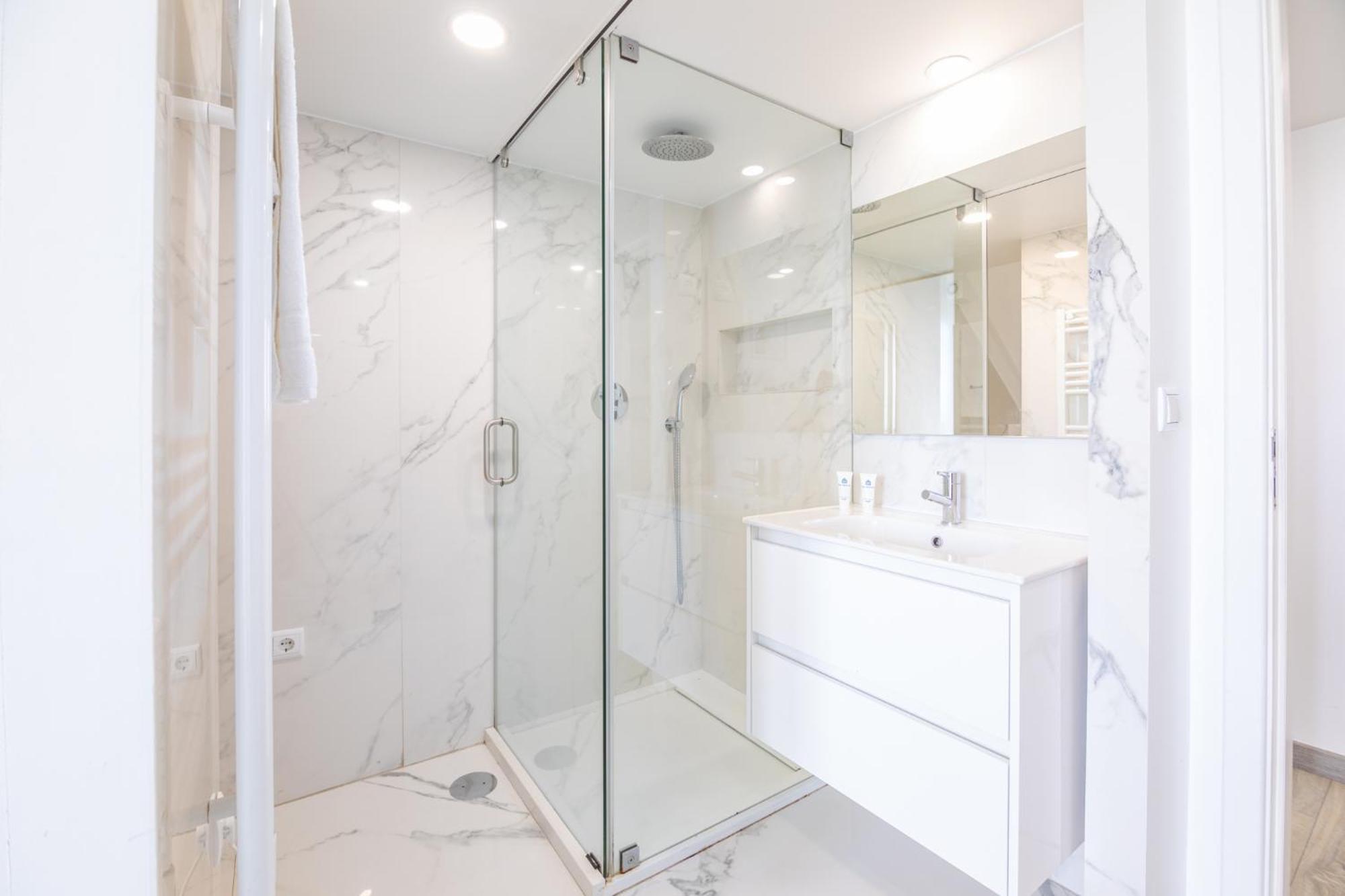 Deluxe Spacious Flats W Mezzanine By Host Wise Apartment Porto Bagian luar foto