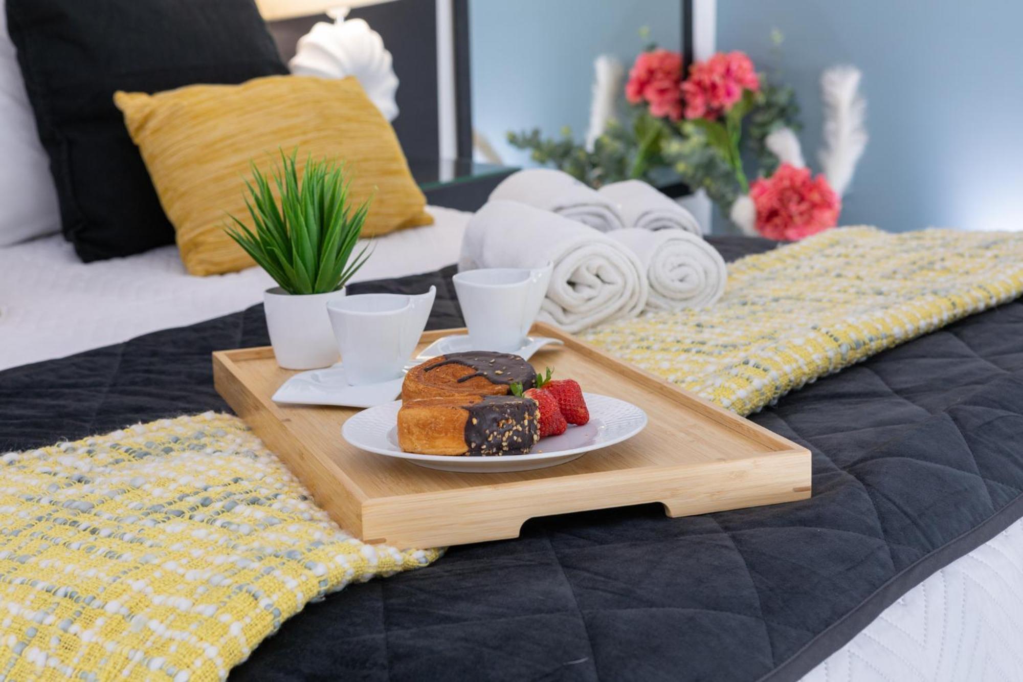 Deluxe Spacious Flats W Mezzanine By Host Wise Apartment Porto Bagian luar foto