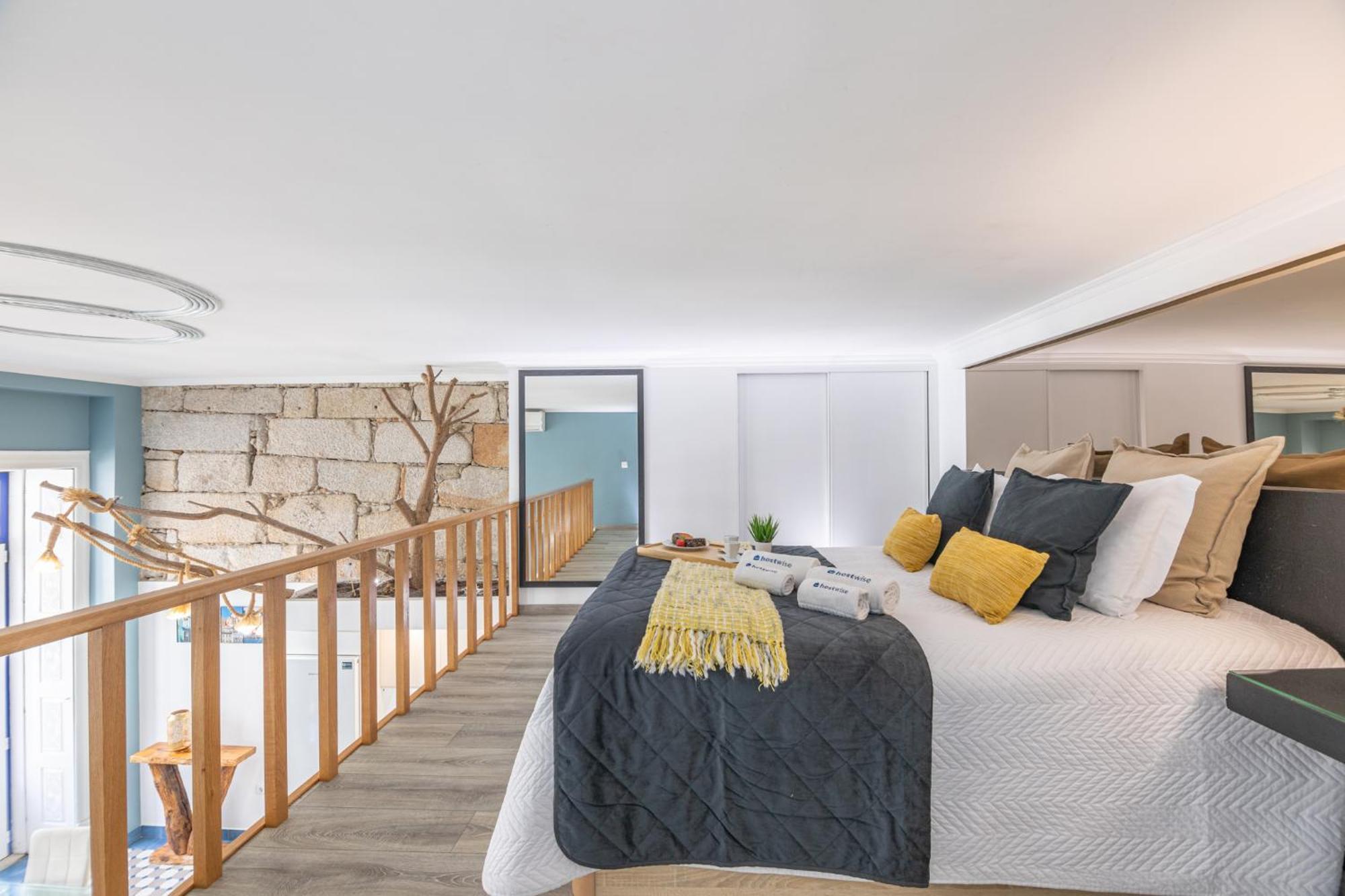 Deluxe Spacious Flats W Mezzanine By Host Wise Apartment Porto Bagian luar foto