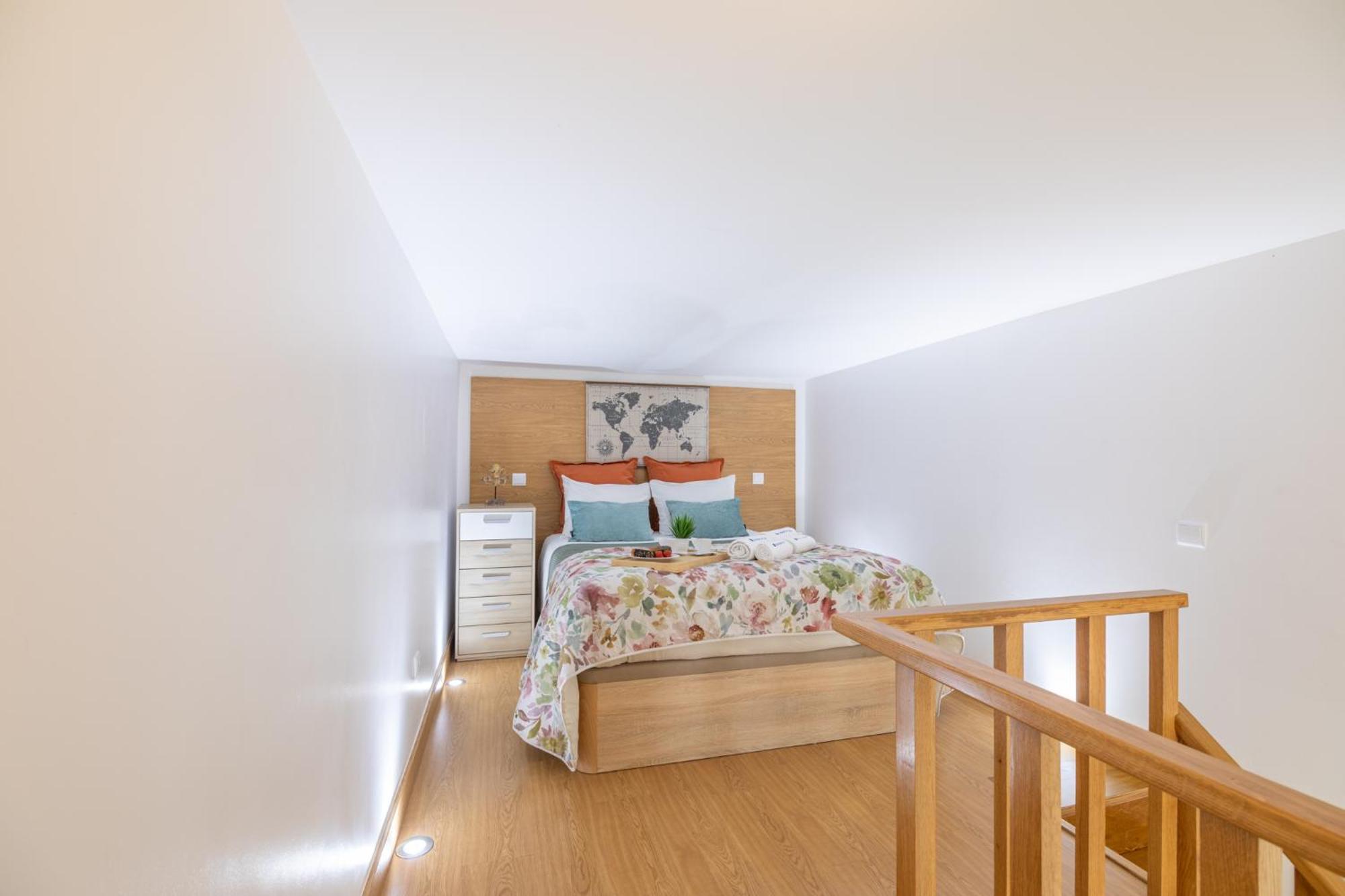 Deluxe Spacious Flats W Mezzanine By Host Wise Apartment Porto Bagian luar foto