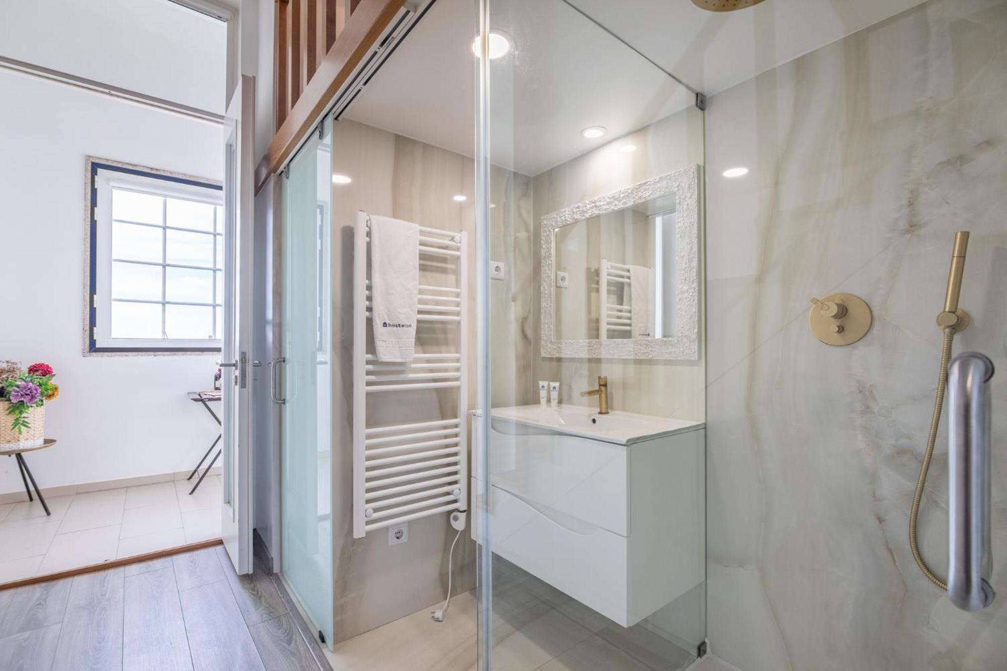 Deluxe Spacious Flats W Mezzanine By Host Wise Apartment Porto Bagian luar foto