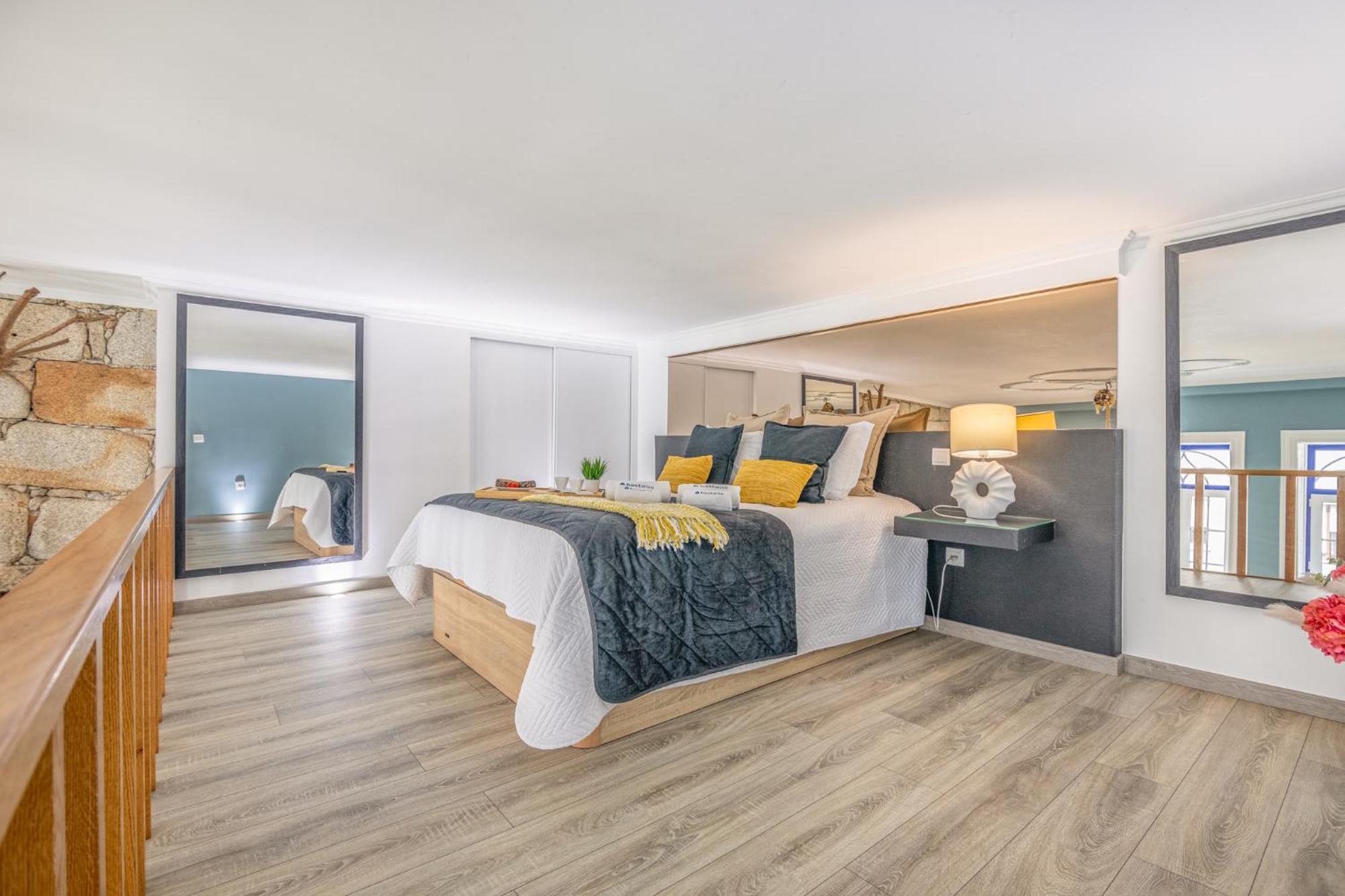 Deluxe Spacious Flats W Mezzanine By Host Wise Apartment Porto Bagian luar foto