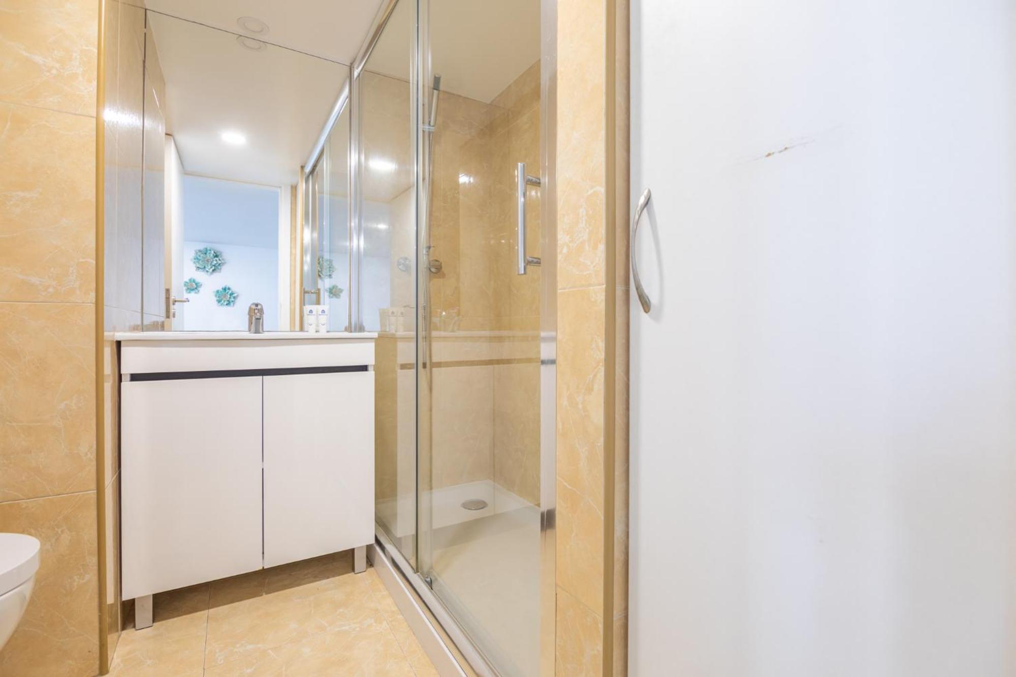 Deluxe Spacious Flats W Mezzanine By Host Wise Apartment Porto Ruang foto